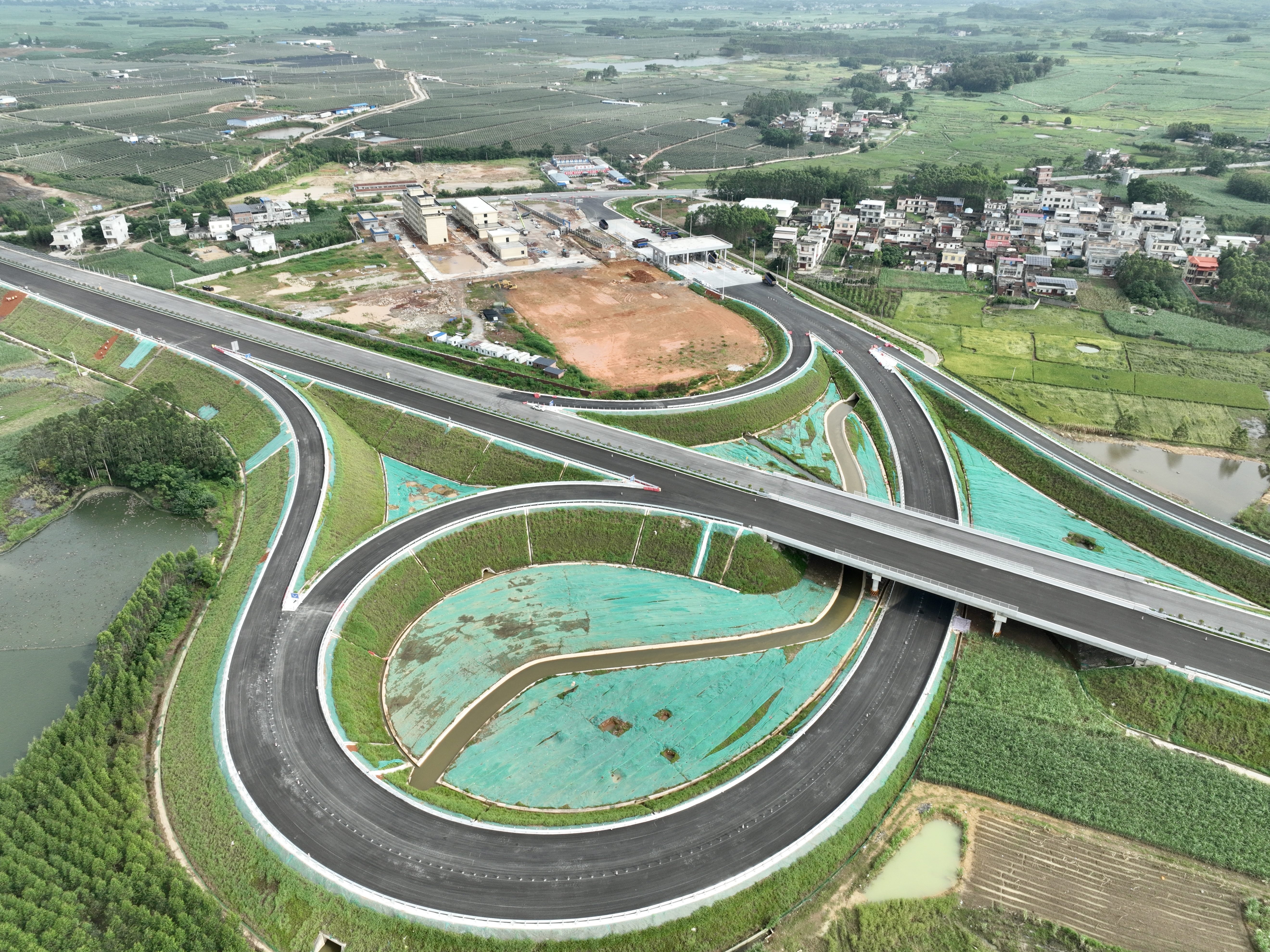 【項(xiàng)目動(dòng)態(tài)】沖刺“夏”半場(chǎng)！高速公路公司重點(diǎn)項(xiàng)目建設(shè)攻堅(jiān)不停步